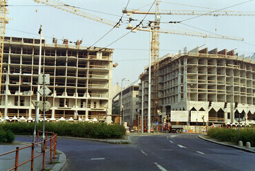 Kálvin tér az Üllői út torkolatától a Kecskeméti utca felé nézve. A Korona Hotel építkezése, 1989. Forrás: Fortepan / Kanyó Béla
