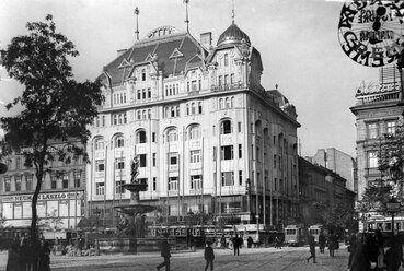 Kálvin tér, szemben a Danubius-kút, háttérben a Kecskeméti utca torkolatánál a Pintér-bérpalota, jobbra a Geist-ház, 1910. Forrás: Fortepan / Balázs János
