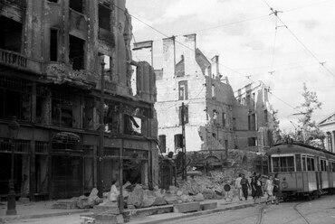Kálvin tér északi oldala, háttérben a Magyar Nemzeti Múzeum, 1945. Forrás: Fortepan

