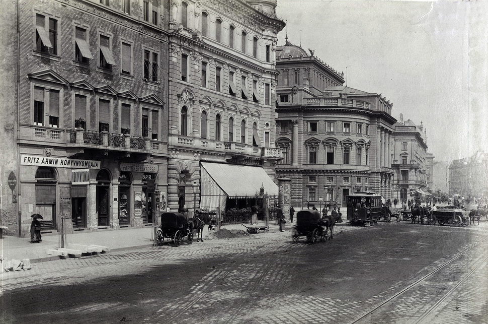 József körút a Népszínház (a későbbi Nemzeti Színház) felé nézve, Klösz György felvéltele. Fortepan – Budapest Főváros Levéltára 1900