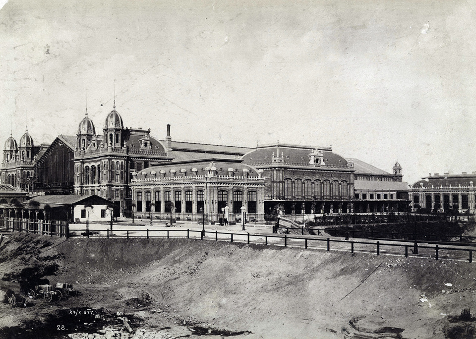 A Teréz körút kiépítése és a befejezés előtt álló Nyugati pályaudvar. A kép 1877-ben készült. Forrás: Fortepan / Budapest Főváros Levéltára. Levéltári jelzet: HU.BFL.XV.19.d.1.05.201