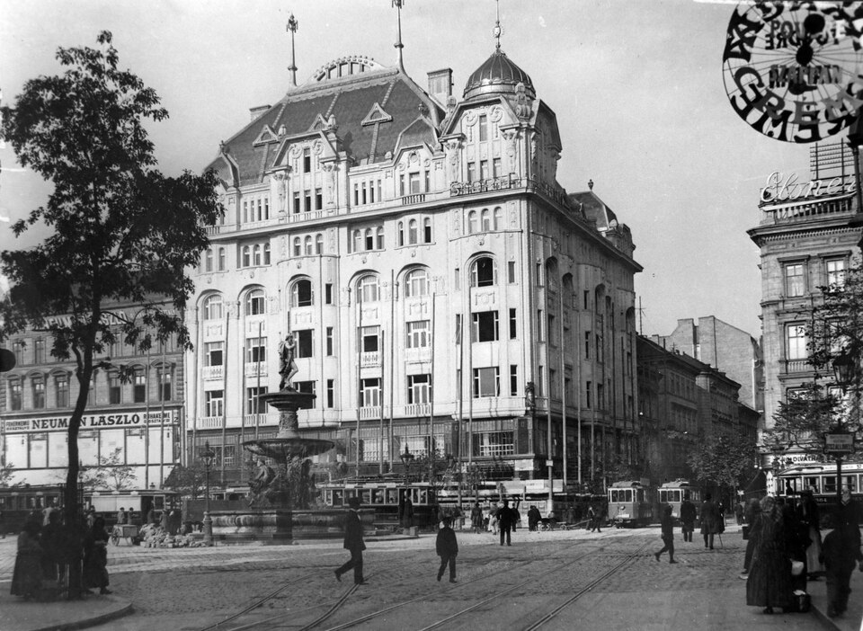 Kálvin tér, szemben a Danubius-kút, háttérben a Kecskeméti utca torkolatánál a Pintér-bérpalota, jobbra a Geist-ház, 1910. Forrás: Fortepan / Balázs János