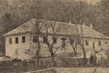 Befejezés előtt a KISZ tábor központi épülete, 1961. Forrás: Vas Népe, 1961. május 5.

