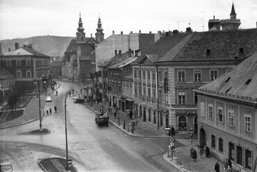 Várkerület (Lenin körút) a Széchenyi tér felé nézve, háttérben a Domonkos templom, 1963. Forrás: Fortepan / Mészáros Zoltán
