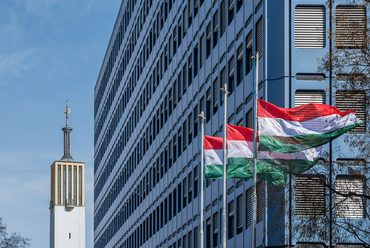 Az irodaház szomszédságában áll a mindössze 26 évvel korábban felszentelt református templom. A homlokzat mai, égkék képét az 1992-re véget ért felújítás alakította ki, amikor az eredeti alumínium függönyfalakat energiahatékonyabb, és nem kevésbé jellegzetes, kék műanyag panelekre cserélték, Böjthe Tamás tervei alapján.
