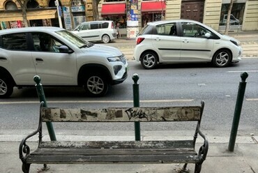 4. ábra Az utcabútorok karbantartására nem jut figyelem [forrás: egyéni helyszínbejárás]
