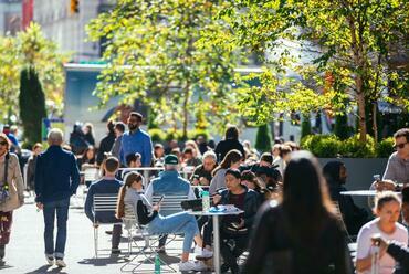 9. ábra A Garment District Allience által kihelyezett köztéri asztalok [garmentdistrict.nyc]

