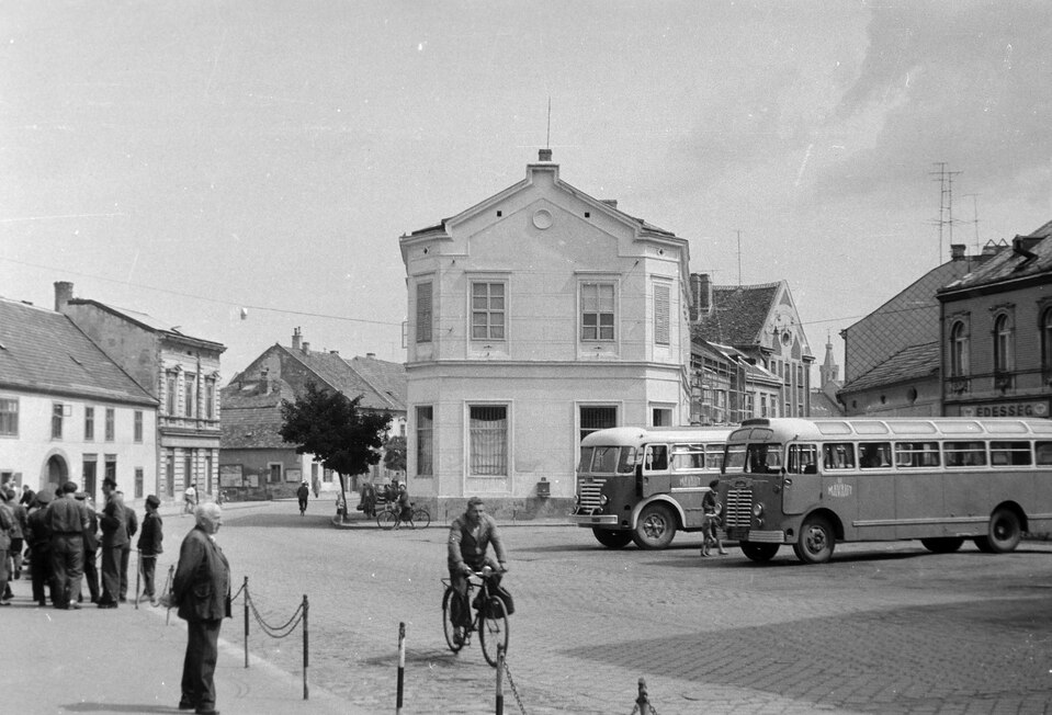 Ógabona tér, autóbusz-végállomás. Jobbra a Színház utca torkolata, 1961. Forrás: Fortepan / Hunyady József