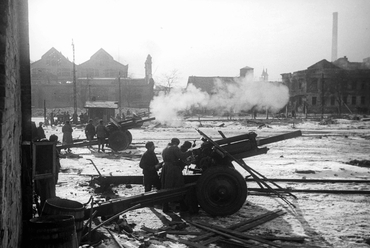 Józsefvárosi pályaudvar, a Kőbányai úton túl a Ganz gyár üzemcsarnoka, 1945. Forrás: Fortepan / Vörös Hadsereg
