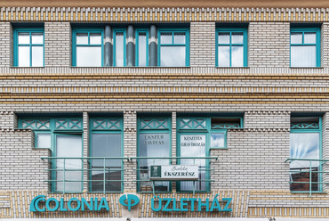 A gazdagon díszített homlokzat, és a szállodai adottságokból is a maximumot kihozó belsőépítészet a Várnagy Péter, Masszi Pál, és Kovács Andor alkotta tervezőcsapat érdeme.
