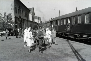 Józsefvárosi pályaudvar, a felvétel a 154-es számú vöröskeresztes kórházvonat búcsúsztatásakor készült, 1942. Forrás: Fortepan / Reményi József
