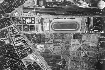 Légifotó, középen a Kerepesi temető (Nemzeti Sírkert). Balra fenn a Baross tér és a Keleti pályaudvar csarnoka. A Kerepesi út mellett az Ügető, ettől balra a Tattersall látszik. Ferdén keresztben a Baross tér és az Orczy tér között húzódik a Fiumei út. Jobbra lenn a Józsefvárosi pályaudvar és a Kőbányai út, 1944. Forrás: Fortepan / Magyar Királyi Honvéd Légierő
