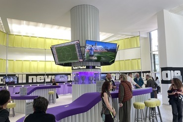 Aki találkozott már holland turistákkal sportkocsmákban, bizonyára érti, miért érezték a holland pavilon alkotói szükségesnek egy nem-maszkulin, barátságos sportbár kialakítását. A fluid field az ellenséges sportnéző koncepcióját próbálja a belsőépítészet eszközeivel kikezdeni. A sportról nem mint versengésről, hanem mint közös örömről, játékról gondolkozik, elemelkedve a nemi-társadalmi-etnikai szereotípiáktól a sport összefüggésében. 
