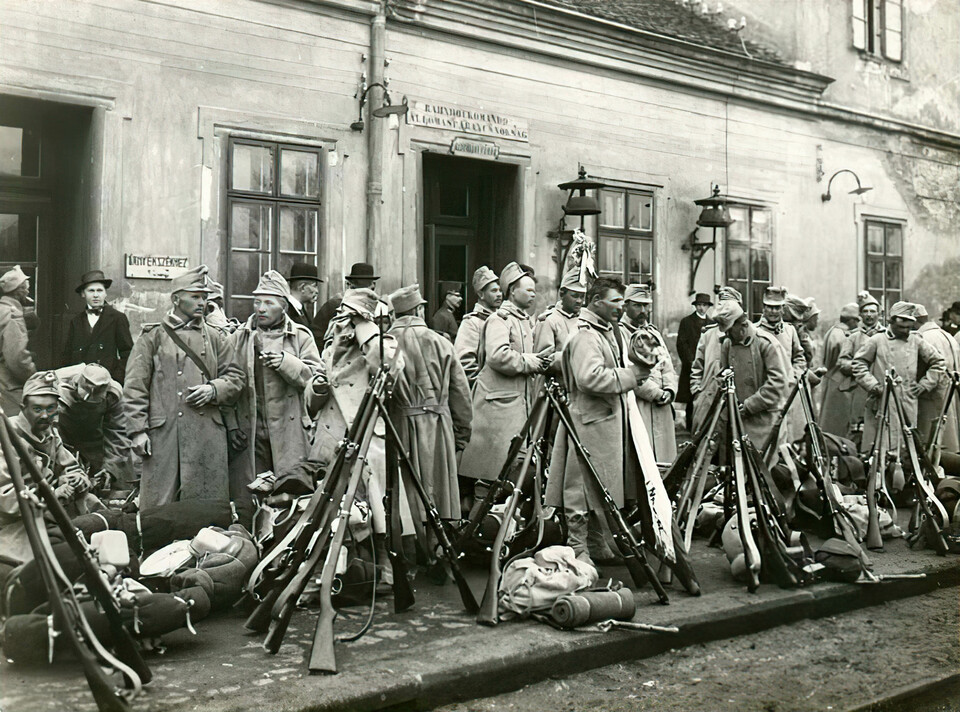A frontra induló katonák a Józsefvárosi pályaudvaron, 1915. Forrás: Fortepan / Országos Széchényi Könyvtár