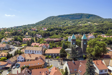 A Badacsony jó minőségű vulkáni bazaltját már a 20. század eleji vasútépítés előtt is hasznosította az építőipar. A hegy északi oldaláról drótkötélpálya vezetett a közeli kikötőbe, a balatoni teherhajók pedig a déli parti vasút felé ingáztak. A kőbányászat máig jól látható tájsebeket hagyott a hegyen.

 
