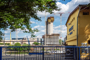 A vízitelepekkel szemközt egyre látványosabban tűnik fel a belváros szélének mai képe: a Marina City lakóparkban, 400 milliárd forintos beruházás keretében, három, 65 méter magas lakóház épül közvetlenül az öböl partján, az egykori ipari területen.

 

