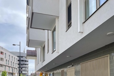 Földszinti szeméttároló és kerékpár tároló helyiségek a Sonnwendviertel-ben, 2025 tavaszán. A szerző fotója
