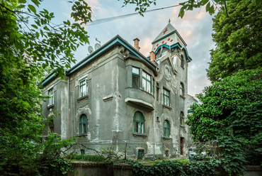 A közúton Újpest felől megközelíthető félsziget északi harmadát zömmel erdő borítja. Itt áll a ma is lakott egykori Ister vízmű szolgálati lakóháza, fővárosi helyi védelemre javasolt épület.
