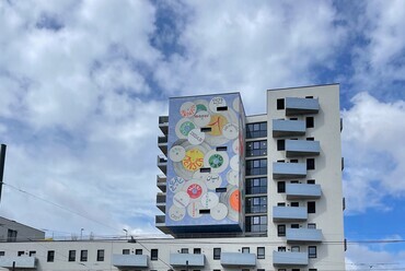 A Willi-Resetarits-Hof utcai és oldalsó homlokzata, 2025 tavaszán. A szerző fotója
