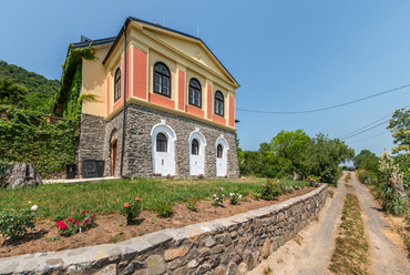 A hegy felső bazaltszikláinak tövében áll a klasszicista Sebes-villa, ami az elmúlt években kapott alapos felújítást, eredeti présház és szállás funkciójának megőrzésével. A hegy itteni részén 180 éve gazdálkodó Békássy-család tulajdona.
