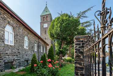 A kőbányászat fellendülésével az 1920-as években Badacsonytomaj számára kezdett kicsivé válni az akkori barokk templom, aminek szerkezetét a közeli bányászat is megviselte. Az új templom és parókia 1935-re készült el.
