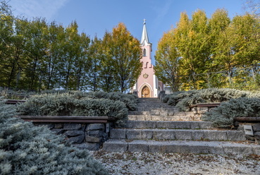 Egyszerre szabadtéri színpad, és landart. Nézők nélkül is remek térformáló elem a park egyik végében levő kiteresedés.  // Szent Erzsébet emlékpark, Balatonboglár
