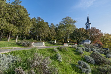 Egyszerre liget, emlékpark, elvonulós-olvasós padfüzér, kutyasétáltató… Ritka-szerethető hely, mely bár most ismertebb lesz, talán megmarad eldugott kincsnek. // Szent Erzsébet emlékpark, Balatonboglár
