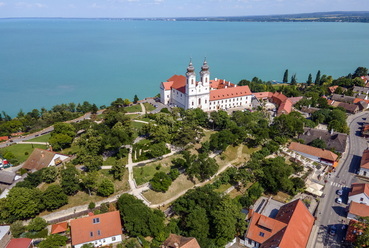 Tihany. Több évtizede tájépítészeti tervekkel (is) szépülő település. Hosszú távú koncepció mentén fejlesztik a zöldfelületeket, tereket. // Tihany, vezető tervező tájépítész: Herczeg Ágnes
