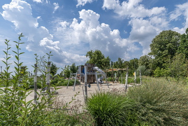A  játszóterek illeszkednek a természetbe, minimális burkolattal. // Pünkösdfürdő park
