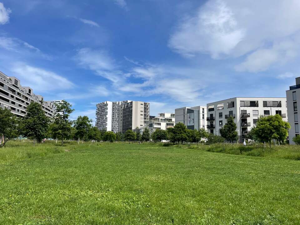A Helmut-Zilk-Park-ból a Hauptbahnhof irányába tekintve, 2025 tavaszán. A szerző fotója
