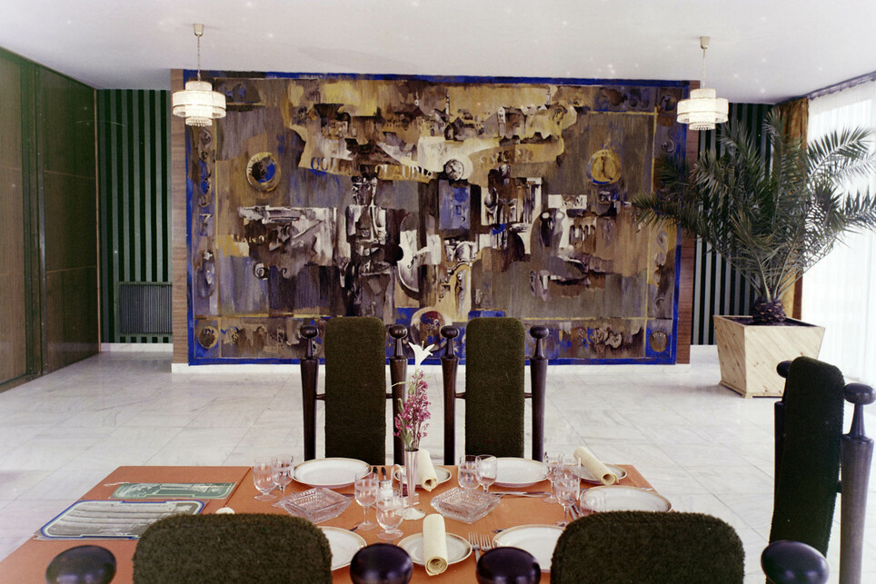 Hotel Claudius, étterem. Szemben Fóth Ernő fetőművész Claudius című gobelinje, 1972. Forrás: Fortepan / Bauer Sándor
