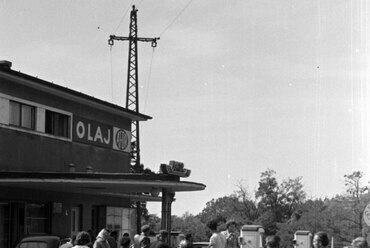 Balatonfüred, Jókai Mór utca - Széchenyi István (Petőfi Sándor) utca sarok, benzinkút a 71-es főúton az útkereszteződésnél, 1960. Forrás: Fortepan 148587 / Barbjerik Ferenc
