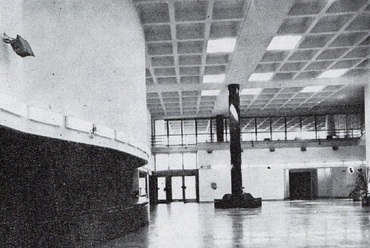 A kétszintes aula, a bejárat felé. Forrás:  MÉ 1986
