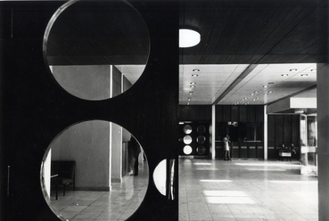 Az előcsarnok a kollégiumi lépcsőház felől – Penner Gyuláné, 1973. Forrás: Virtuális leletmentés
