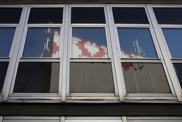 Aluminium szerkezetben átlátszó és színezett üvegbetétek. Forrás: Virtuális leletmentés
