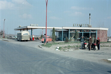 Siófok, benzinkút a 7-es főút mellett, a mai Somlay Artúr utca torkolata közelében, 1959. Forrás: Fortepan 188798 / Lőrincze Judit
