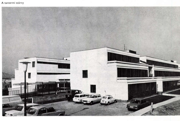 Két szimmetrikus, teraszos főtraktusból áll az épület. Forrás: MÉ 1973
