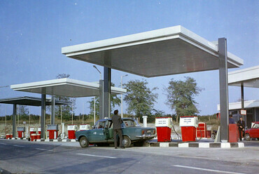 Siófok, M7-es, benzinkút a 94-es km-nél, 1971. Forrás: Fortepan 94945 / UVATERV
