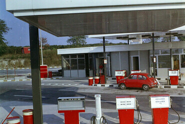 Siófok, M7-es, benzinkút a 94-es km-nél, 1971. Forrás: Fortepan 99248 / UVATERV
