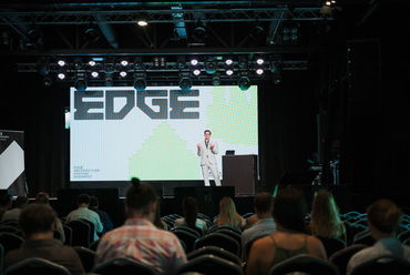 Az EDGE Fest házigazdája, Török Krisztián köszönti a résztvevőket. Fotó: Hegyháti Réka
