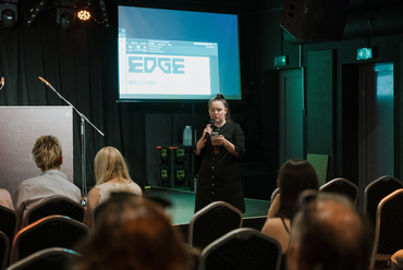 Dávida Eszter, a KÉK igazgatója az EDGE Awards On The Street kategóriája zsűrizésének moderátora. Fotó: Hegyháti Réka
