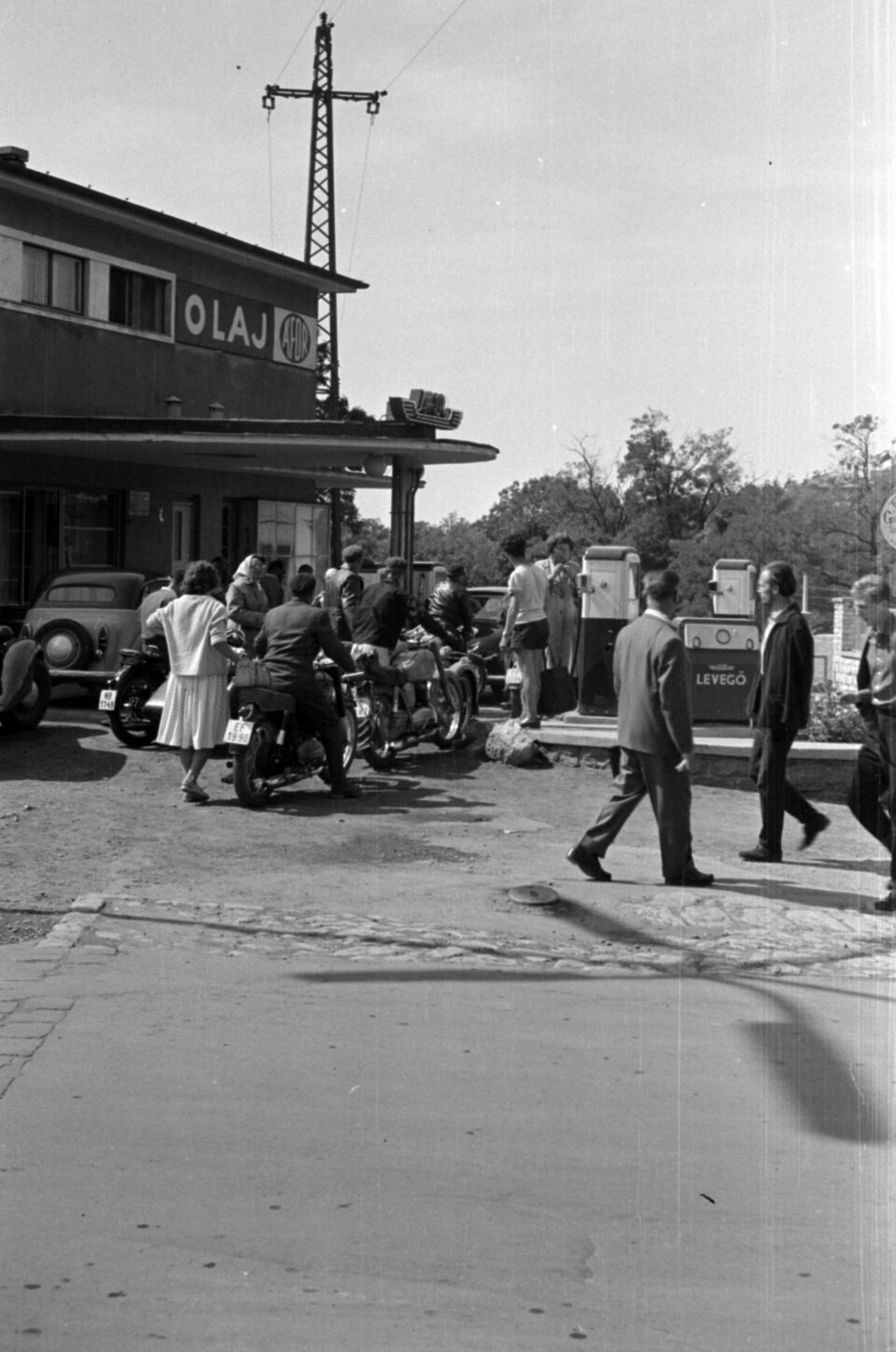 Balatonfüred, Jókai Mór utca - Széchenyi István (Petőfi Sándor) utca sarok, benzinkút a 71-es főúton az útkereszteződésnél, 1960. Forrás: Fortepan 148587 / Barbjerik Ferenc