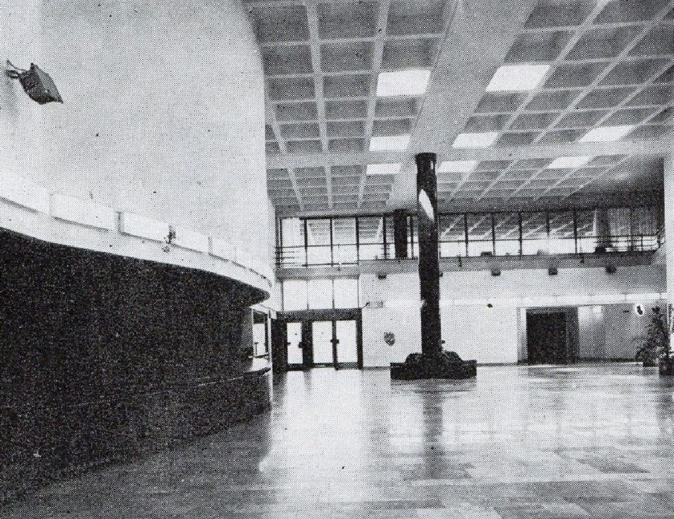 A kétszintes aula, a bejárat felé. Forrás:  MÉ 1986

