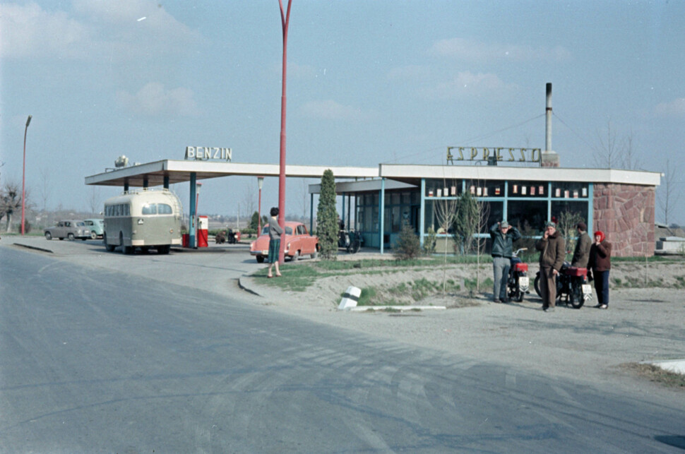 Siófok, benzinkút a 7-es főút mellett, a mai Somlay Artúr utca torkolata közelében, 1959. Forrás: Fortepan 188798 / Lőrincze Judit