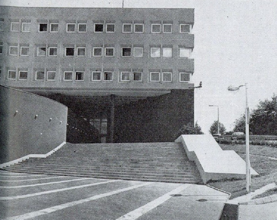 Oszlopra kiváltott, magas előtér – ami újra divatos lett a 2010-es években. Forrás: MÉ 1986