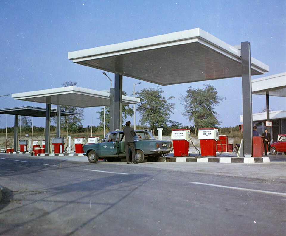 Siófok, M7-es, benzinkút a 94-es km-nél, 1971. Forrás: Fortepan 94945 / UVATERV
