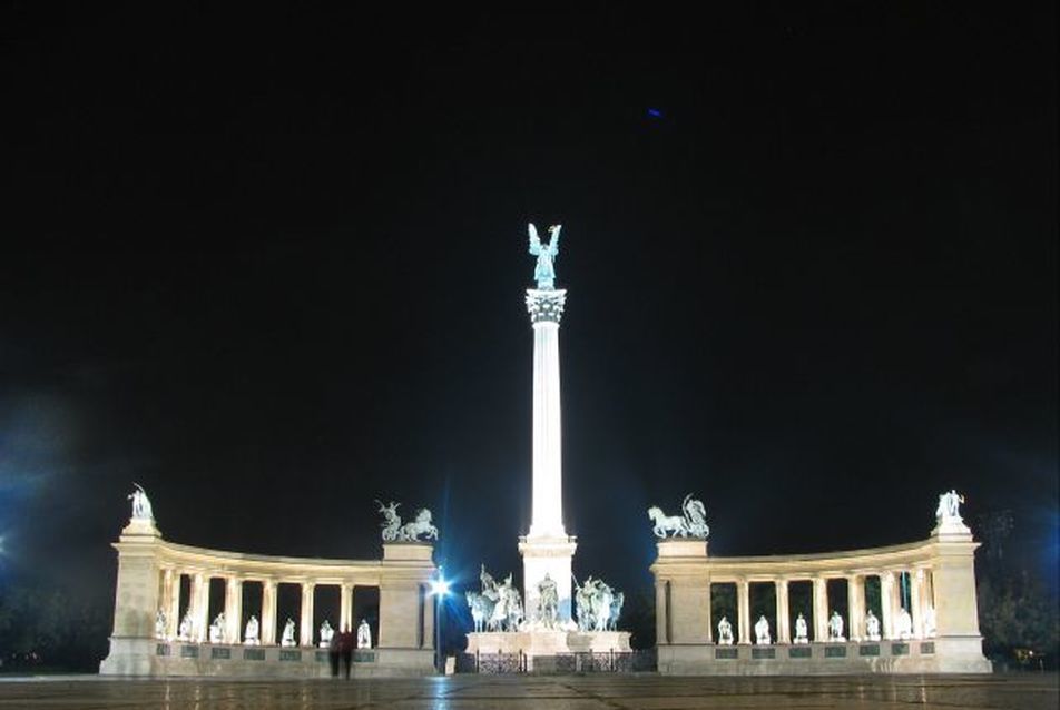 Korhű díszvilágítást kaphat a Hősök tere