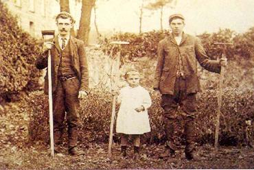 Kertművelő munkáscsalád 1905 körül. A londoni Kerttörténeti Múzeum archivuma