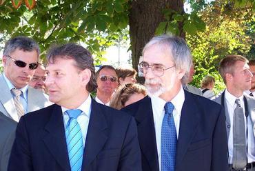 Dr. Hiller István miniszter (balról), és Dr. Varga Kálmán, a KÖH elnöke