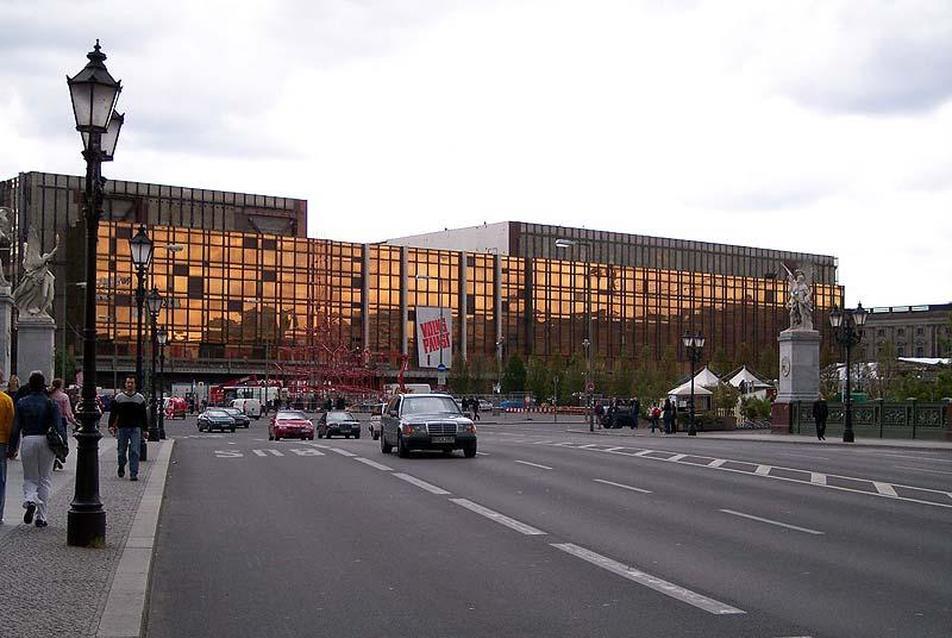 Berlin: Palast der Republik, bontás előtt; fotó: VM